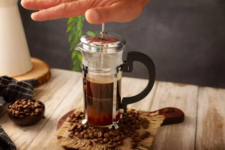 Cum se face cafeaua la presa franceză - cum funcționează și care sunt avantajele