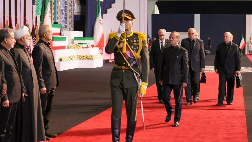 Dmitri Medvedev, la funeraliile lui Ali Khamenei, unde este prezent și președintele iranian Massoud Pezeshkian Foto: Profimedia
