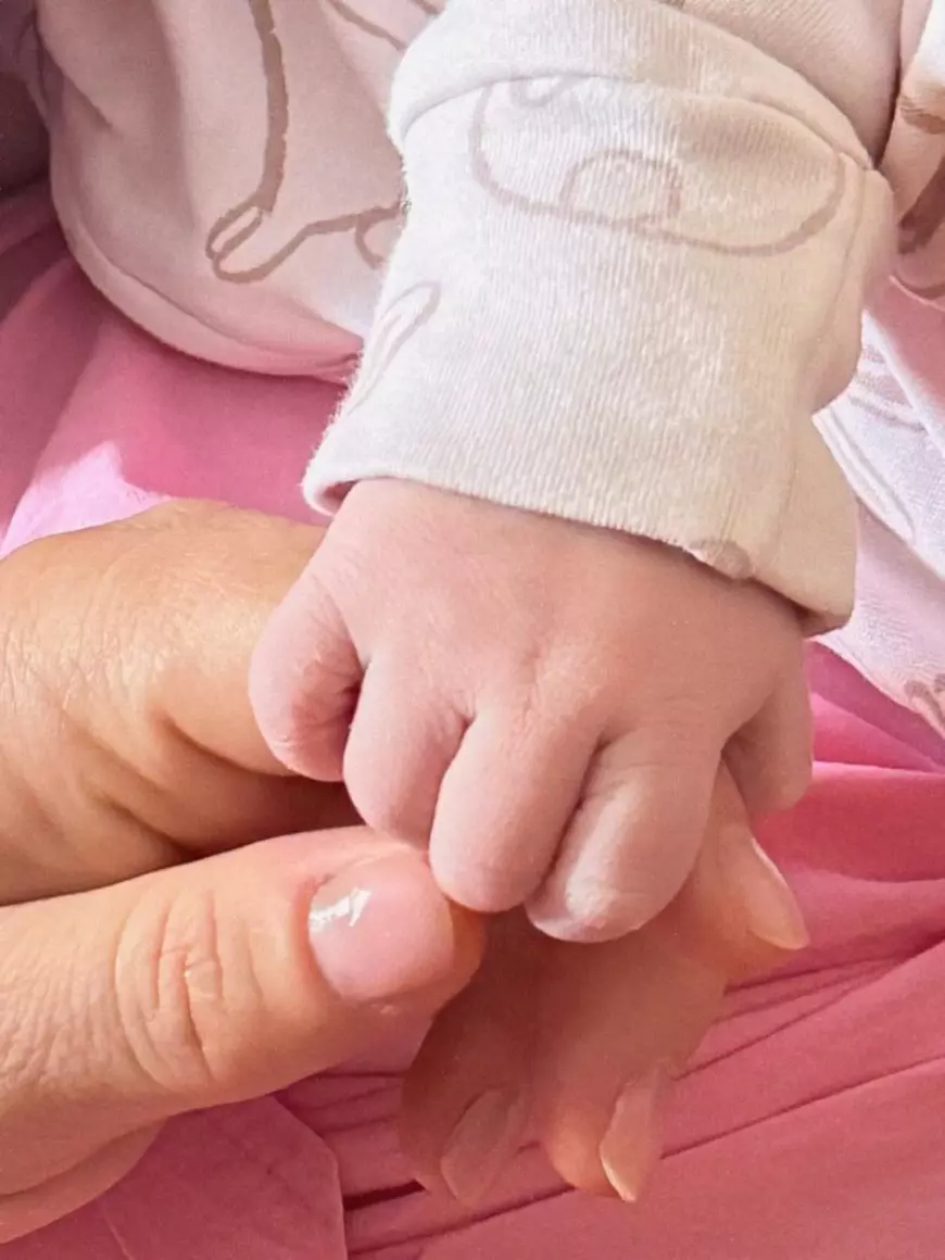 Laura Cosoi a născut a cincea fetiță. Imagine emoționantă cu micuța Nina! „Pur si simplu nu mă satur să o privesc”
