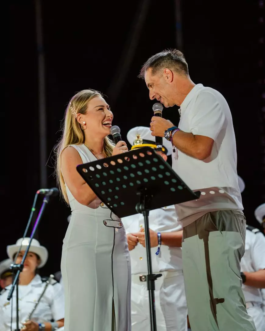 Dan Negru, Irina Baianț și Fanfara Reprezentativă a Forțelor Navale au celebrat Ziua Imnului Național la NIBIRU, în fața a 25.000 de oameni