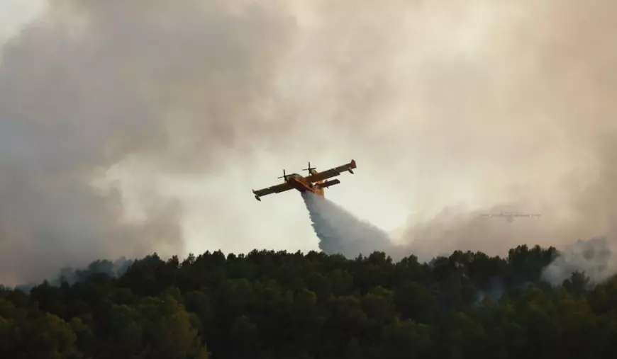 Peste 25.000 de persoane, evacuate în Franța din cauza incendiilor de pădure: 800 de pompieri luptă cu flăcările, 4 avioane au fost trimise din UE