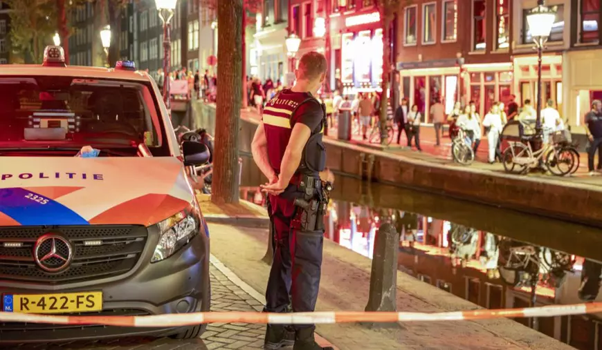 Video cu infractori români luați pe sus de pe stradă de polițiști în civil, la Amsterdam. O bandă întreagă a fost destructurată, trei membri prinși în țară