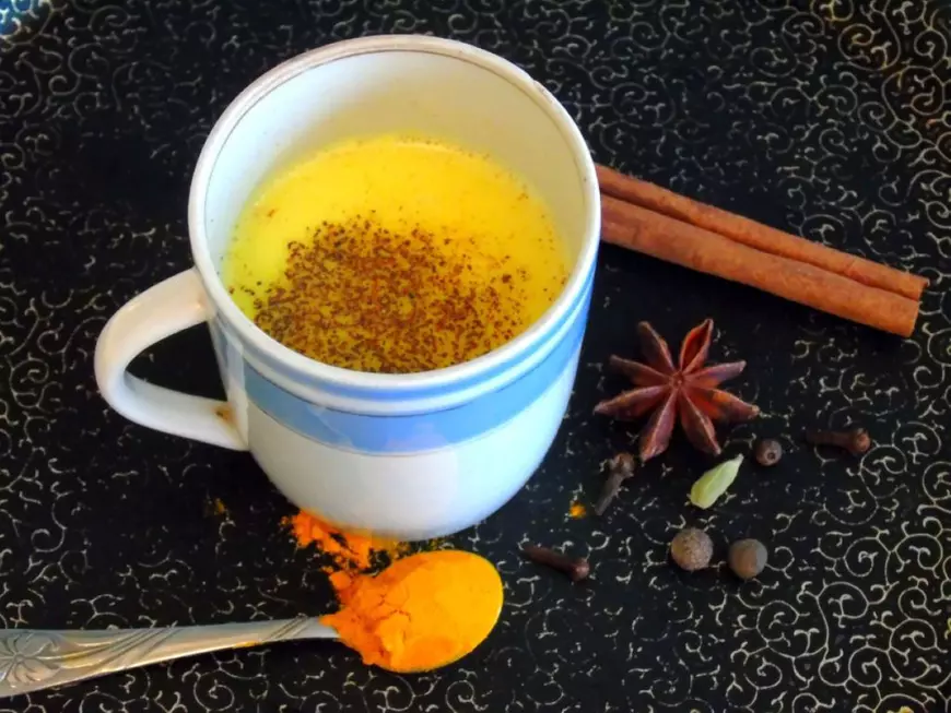 Lapte cald cu ghimbir, turmeric și scorțișoară ( Foto Shutterstock)