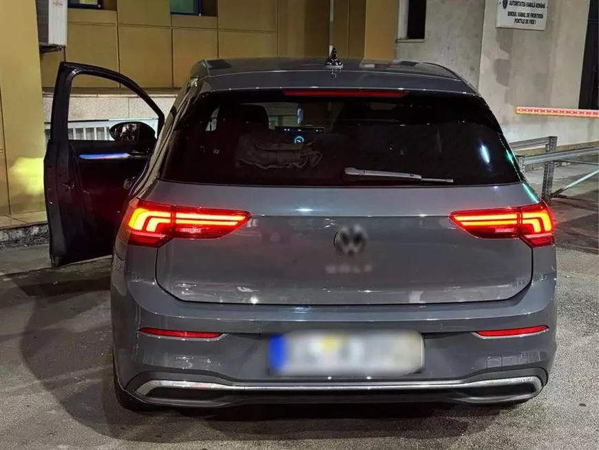Un Volkswagen Golf gri, la Vama Porțile de Fier I
