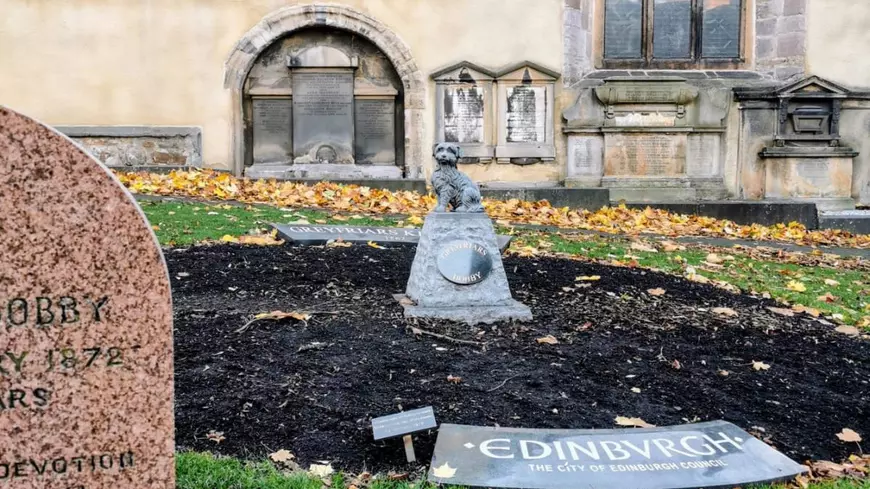 Greyfriars Bobby a fost un Skye Terrier sau Dandie Dinmont Terrier care a devenit cunoscut în Edinburgh din secolul al XIX-lea pentru că a petrecut 14 ani păzind mormântul proprietarului său până la moartea sa.