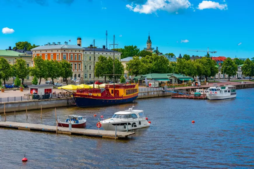 Pori, Finlanda, 29 iulie 2022: O navă turistică pe malul apei din Pori, Finlanda.