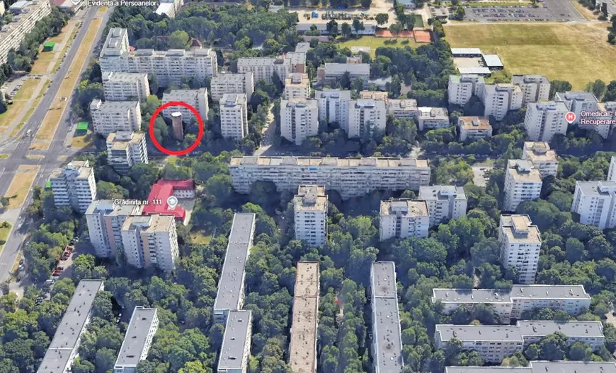 Turnul de apă, printre blocurile din Drumul Taberei