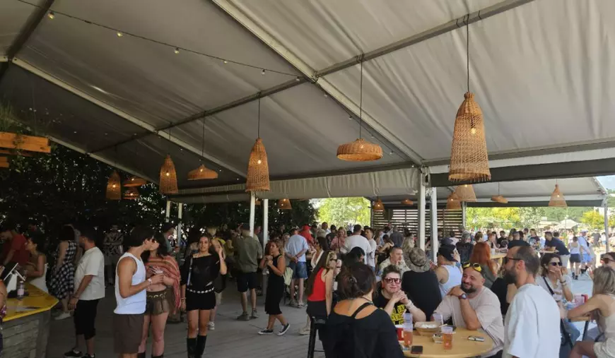 Care sunt prețurile la Electric Castle 2026: cât costă o cafeaua, apa, sucurile și băuturile alcoolice în festivalul de la Bonțida