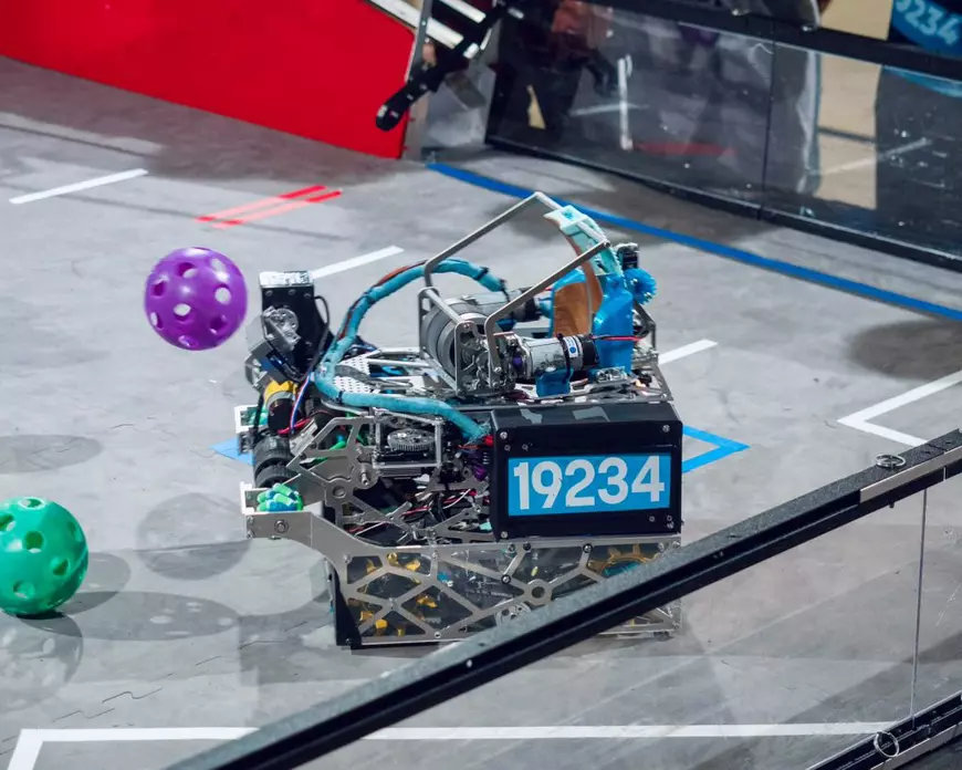 Povestea „Buldozerului” din Galați. Liceenii de la  ByteForce, campionii Europei la robotică, intră în lupta pentru Bucharest Twin Cup 2026: „Venim să câștigăm!”