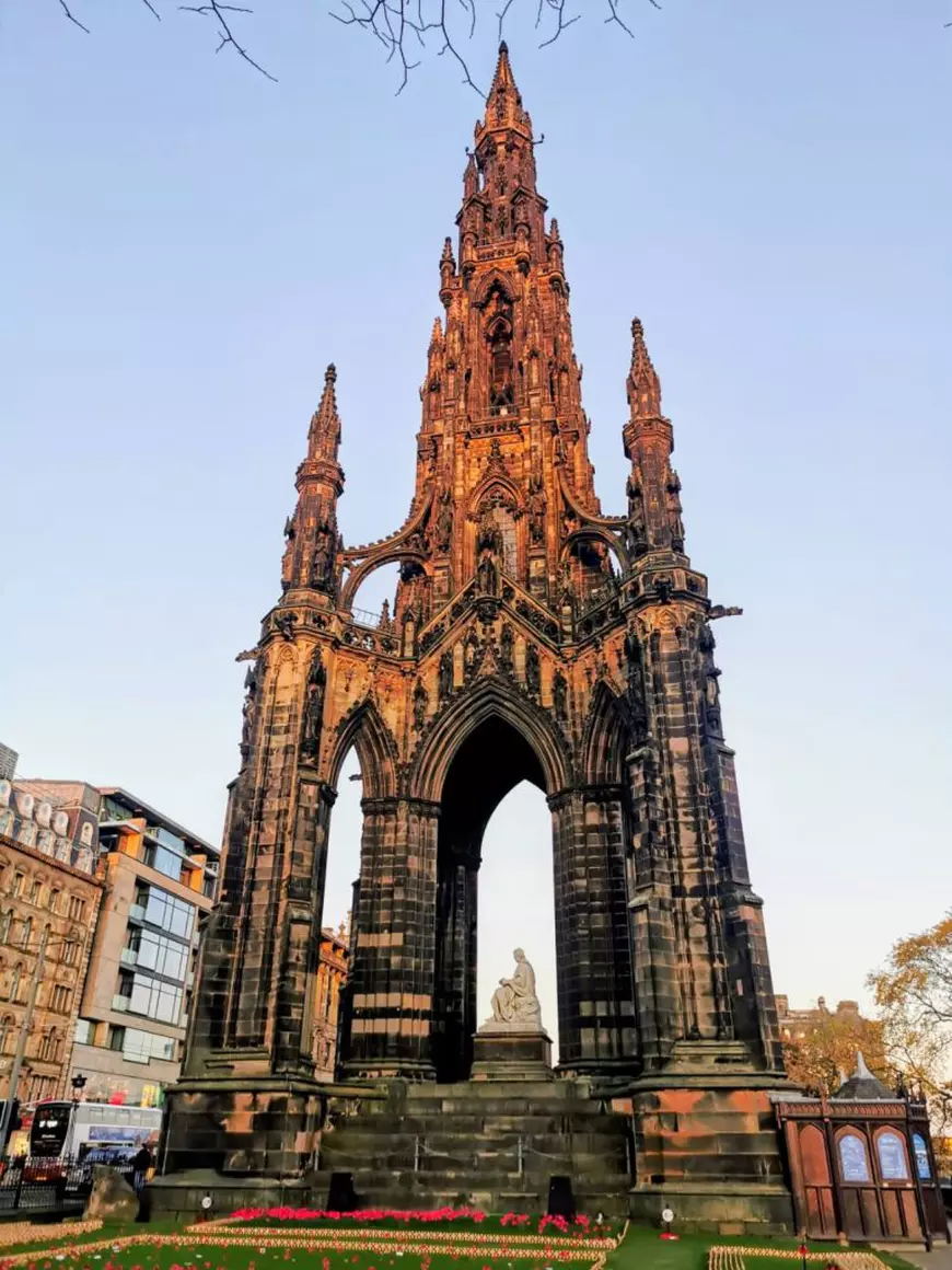 Monumentul lui Scott este un monument gotic victorian dedicat scriitorului scoțian Sir Walter Scott .