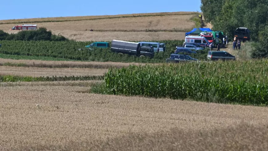 Soldați, polițiști și pompieri mobilizați la locul craterului de lângă Tarnawa-Kolonia Foto: Profimedia