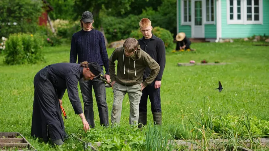 Tineri voluntari în vizită la Mănăstirea Kirikla Foto: Profimedia