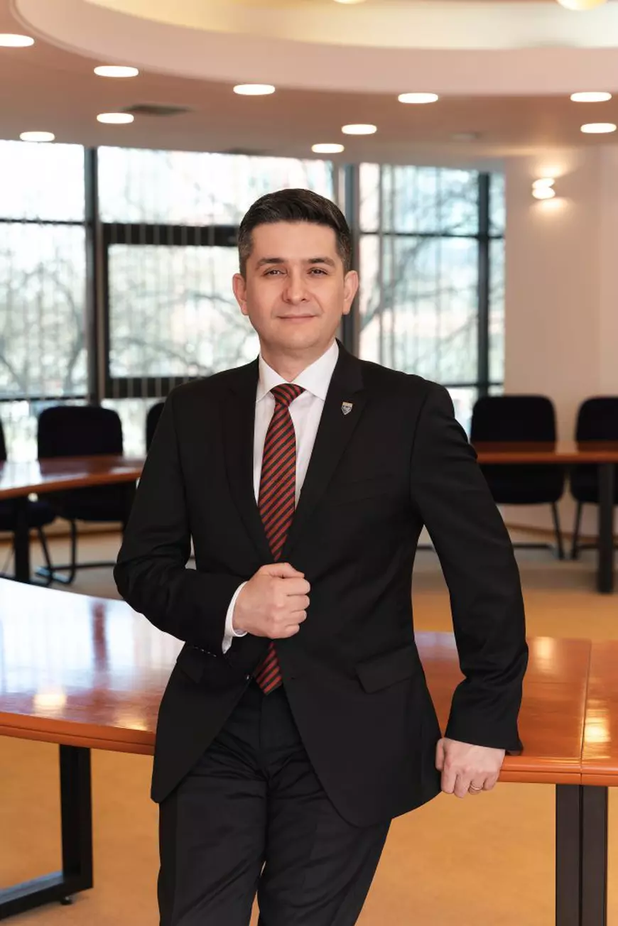 Toți studenții Universității Româno-Americane vor dobândi competențe de inteligență artificială, indiferent de specializarea aleasă