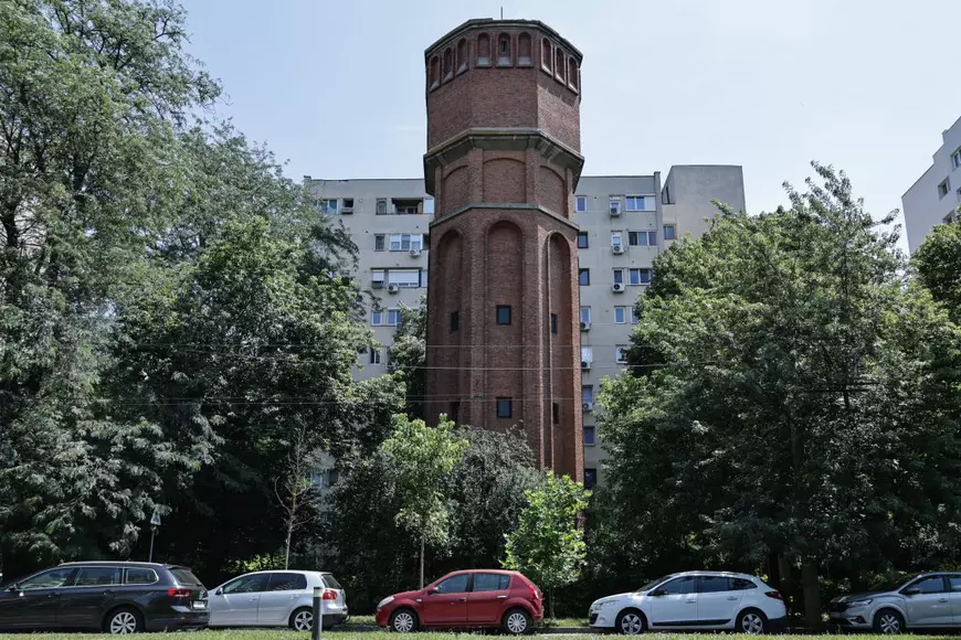 Un turn medieval în mijlocul Bucureștiului. Povestea construcției care îi face pe trecători să se oprească din drum