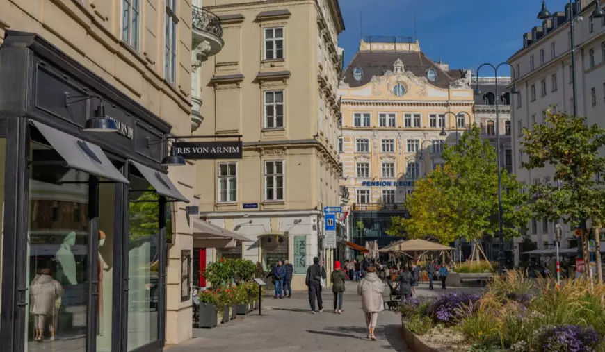 Orașul de vis la o oră de România unde scapi de caniculă și te plimbi doar pe jos printre clădiri superbe