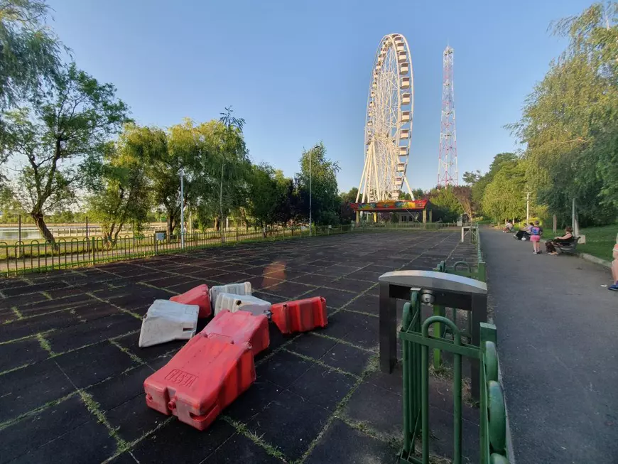 Apocalipsa din Parcul Tei: complexul de distracții abandonat, bănci vandalizate, munți de gunoaie, pontoane devastate. Pericol iminent de tragedii!