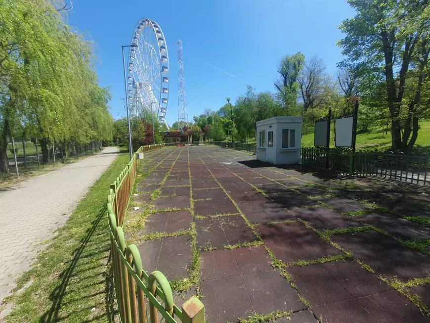 Apocalipsa din Parcul Tei: complexul de distracții abandonat, bănci vandalizate, munți de gunoaie, pontoane devastate. Pericol iminent de tragedii!