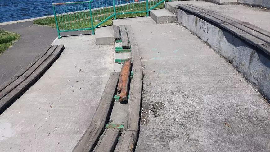 Apocalipsa din Parcul Tei: complexul de distracții abandonat, bănci vandalizate, munți de gunoaie, pontoane devastate. Pericol iminent de tragedii!