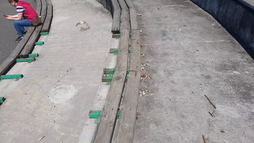 Apocalipsa din Parcul Tei: complexul de distracții abandonat, bănci vandalizate, munți de gunoaie, pontoane devastate. Pericol iminent de tragedii!