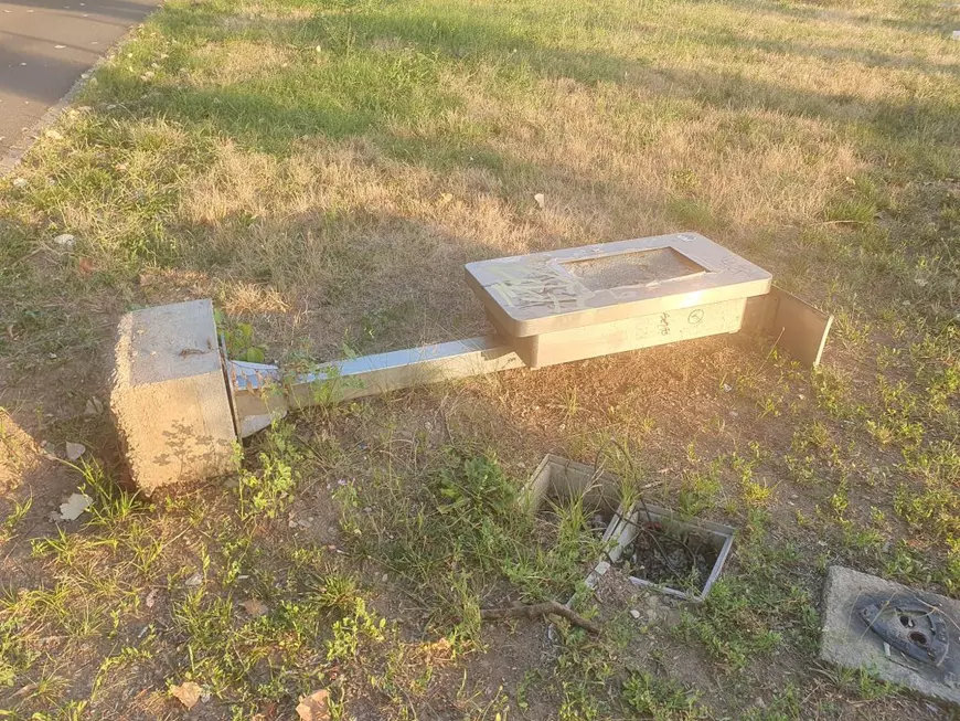 Apocalipsa din Parcul Tei: complexul de distracții abandonat, bănci vandalizate, munți de gunoaie, pontoane devastate. Pericol iminent de tragedii!
