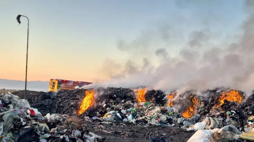 Incendiul de la centrul de deșeuri din Leț a fost stins după trei zile de luptă cu flăcările: pagube uriașe pe o suprafață 1.660 de metri pătrați