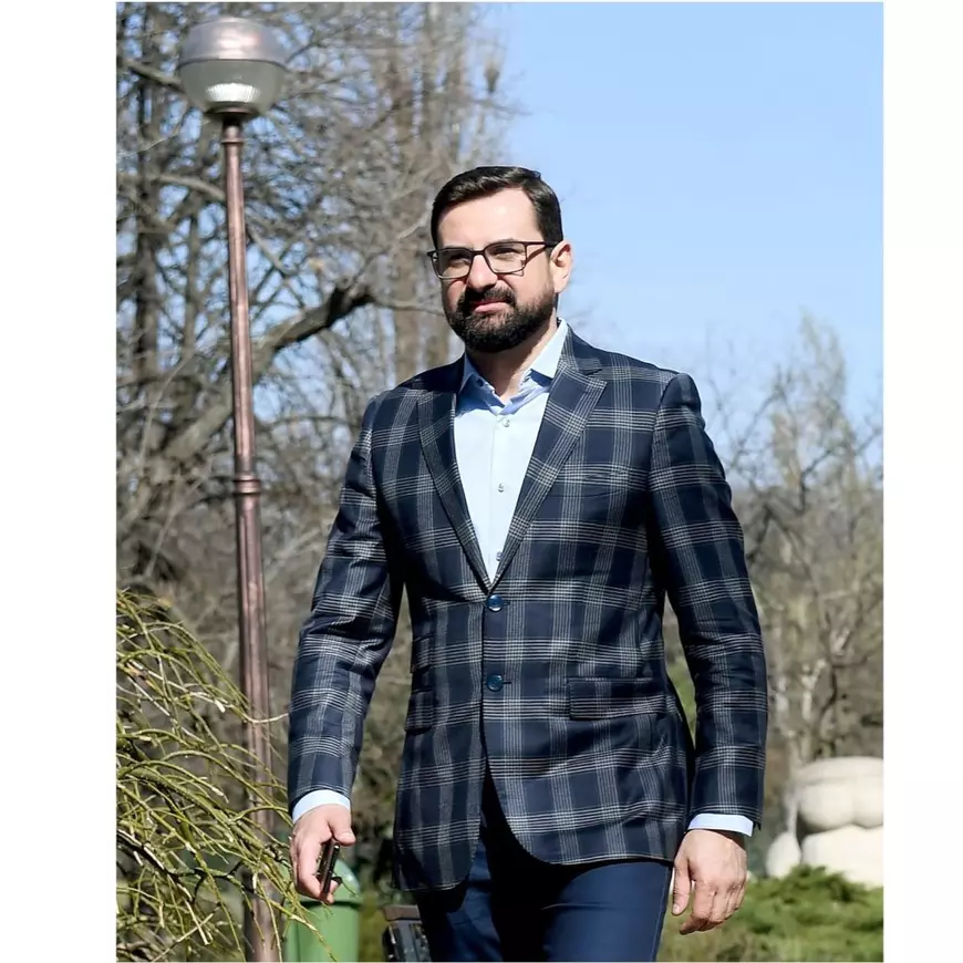Condamnat în primă instanță la patru ani de închisoare, șeful AFIR, Adrian Ionuț Chesnoiu, ascunde afacerile făcute cu un ofițer „Doi și-un sfert” și un cercetat în scandalul UTI