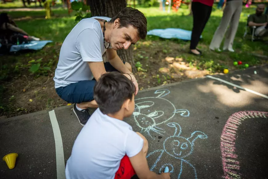 Iarina Taban, fondatoarea Ajungem Mari, cel mai important program educațional dedicat copiilor instituționalizați din România: „Voluntarii noștri nu schimbă vieți printr-un gest spectaculos, ci prin faptul că revin”