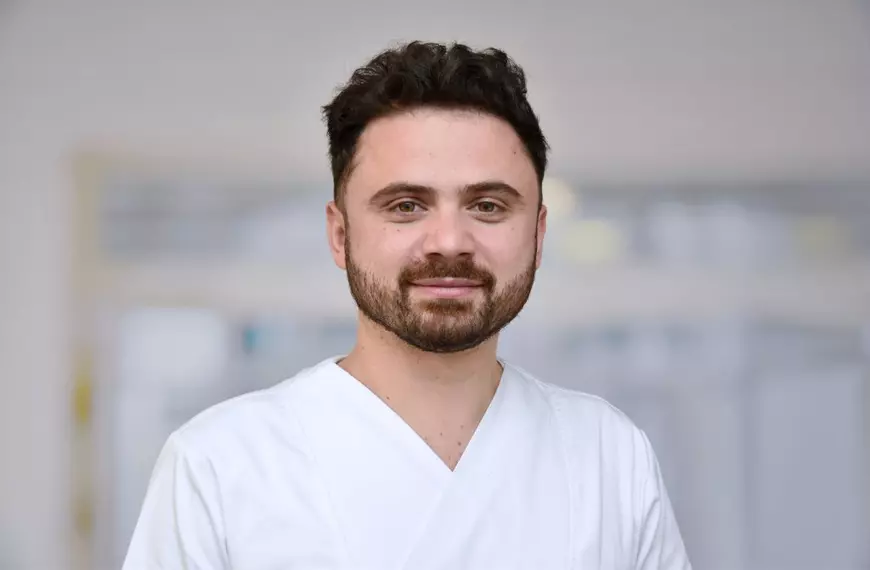 „Durerile la menstruație NU sunt normale!” Povestea medicului român plecat în Africa să aline suferința ce chinuie milioane de femei 