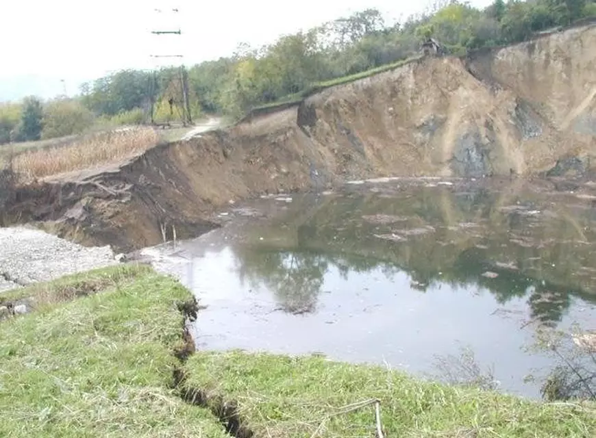 Tragedia unei familii care și-a pierdut totul în urma calamităților de la Ocnele Mari. Bărbatul a murit de durere după dezastrul din 2009, femeia - așteptând dreptatea