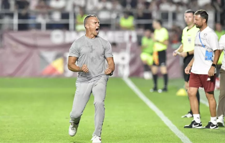 daniel Pancu, antrenor Rapid Bucuresti, in blugi si un tricou de culoare gri, alearga si se bucura in fata bancii de rezerva