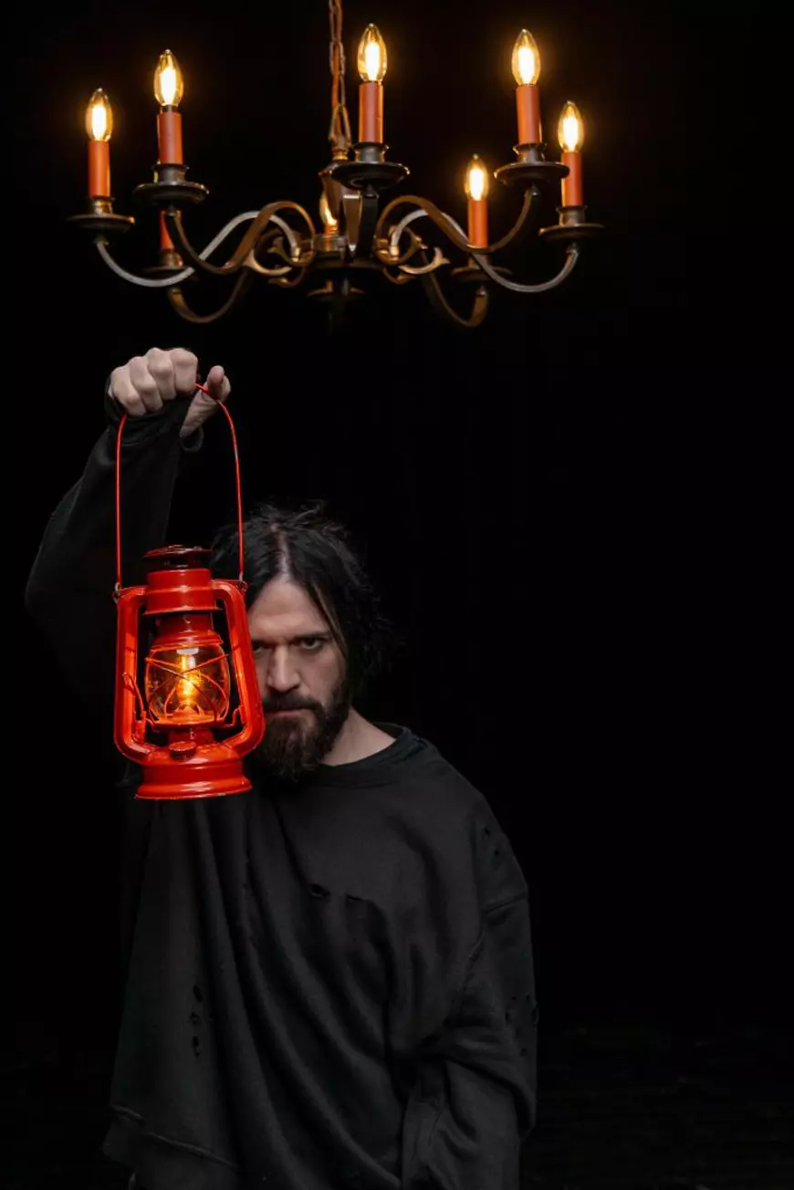 Copilăria în umbra certurilor dintre părinți, sursă de inspirație pentru o piesă rock. Dorin Dancu, solistul trupei Îngeri și Corbi: „Violența domestică se poate transmite ca o infecție pentru următoarea generație”