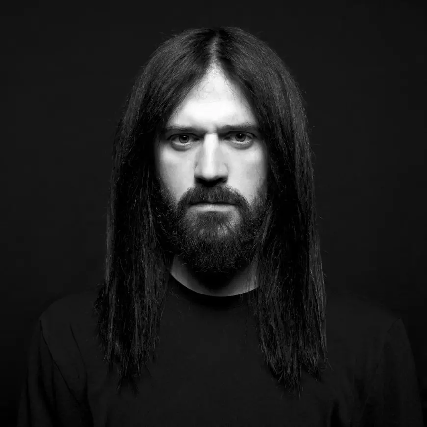 Copilăria în umbra certurilor dintre părinți, sursă de inspirație pentru o piesă rock. Dorin Dancu, solistul trupei Îngeri și Corbi: „Violența domestică se poate transmite ca o infecție pentru următoarea generație”
