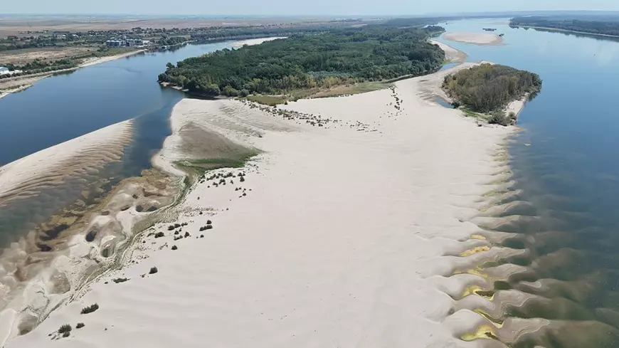 Dunărea a ajuns un pârâu la Corabia, cu apă până la genunchi și bărci înțepenite în nisip: „Nu poți să te cerți cu natura”