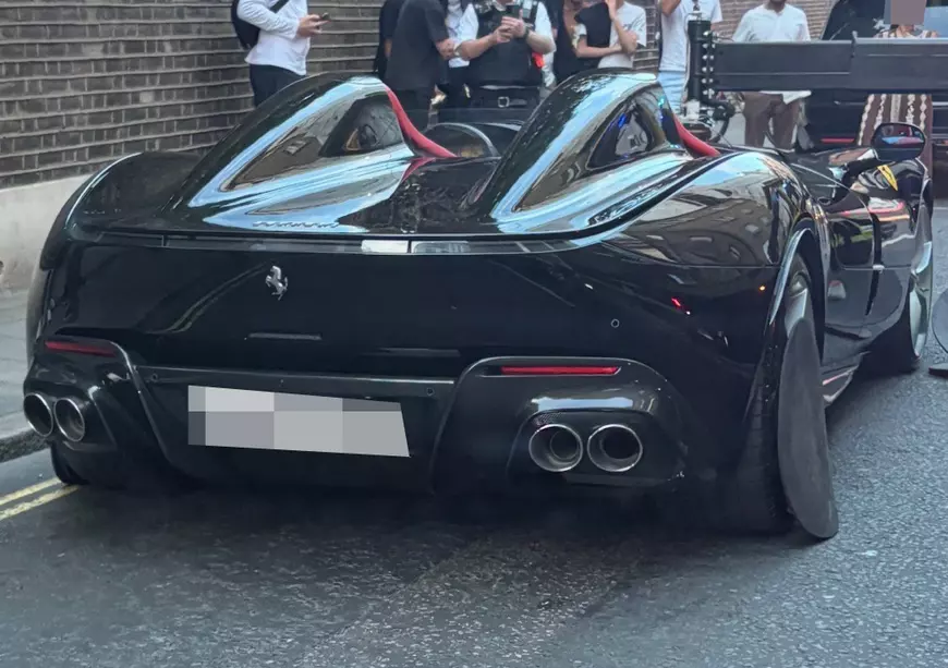 Un Ferrari Monza SP2 negru