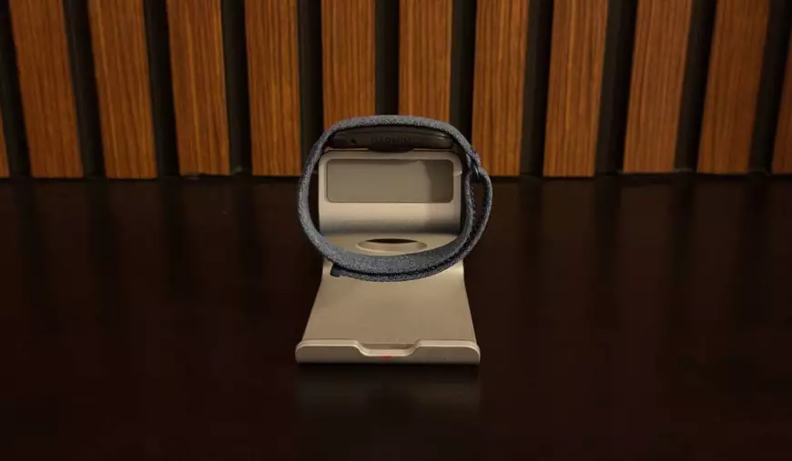 Profilul lui Garmin Cirqa, în fața unui fundal de lemn.