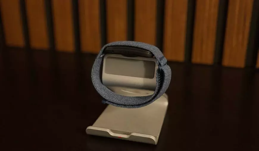 Profilul lui Garmin Cirqa, în fața unui fundal de lemn.