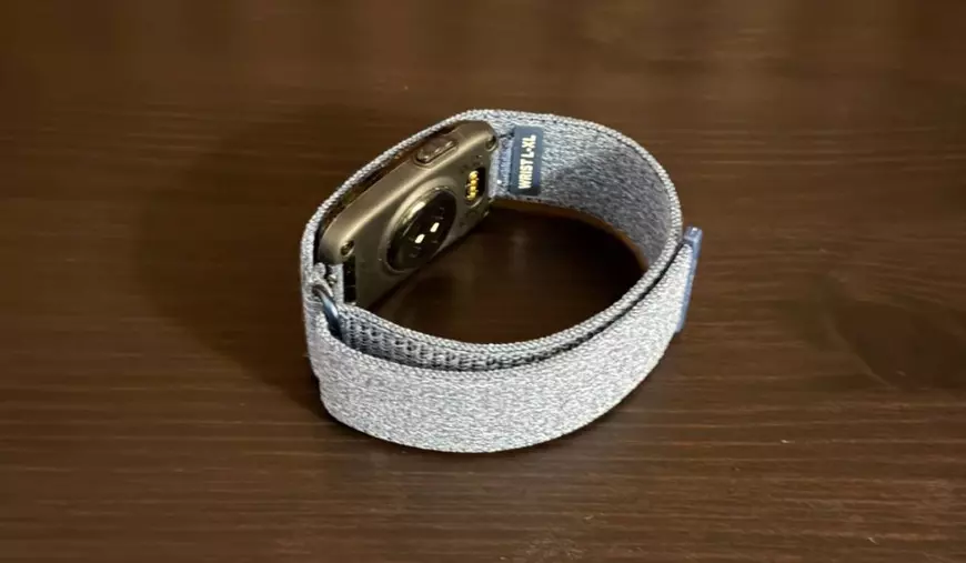 Profilul lui Garmin Cirqa, în fața unui fundal de lemn.