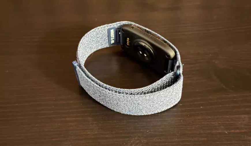Profilul lui Garmin Cirqa, în fața unui fundal de lemn.