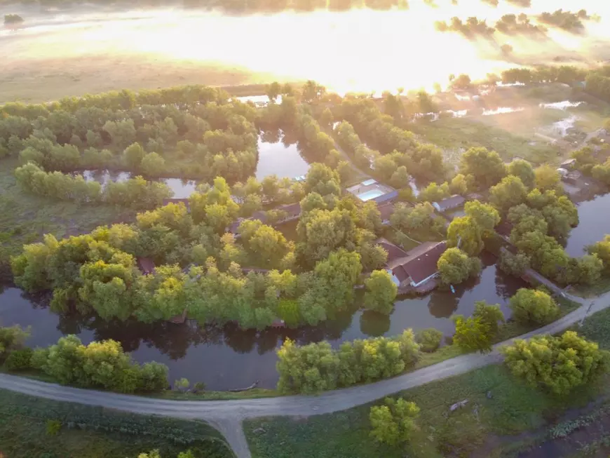 Detalii în premieră despre insula privată cu pensiune și 3 hectare de teren scoasă la vânzare în Delta Dunării. Proprietarul „lasă” 700.000 de euro din prețul inițial