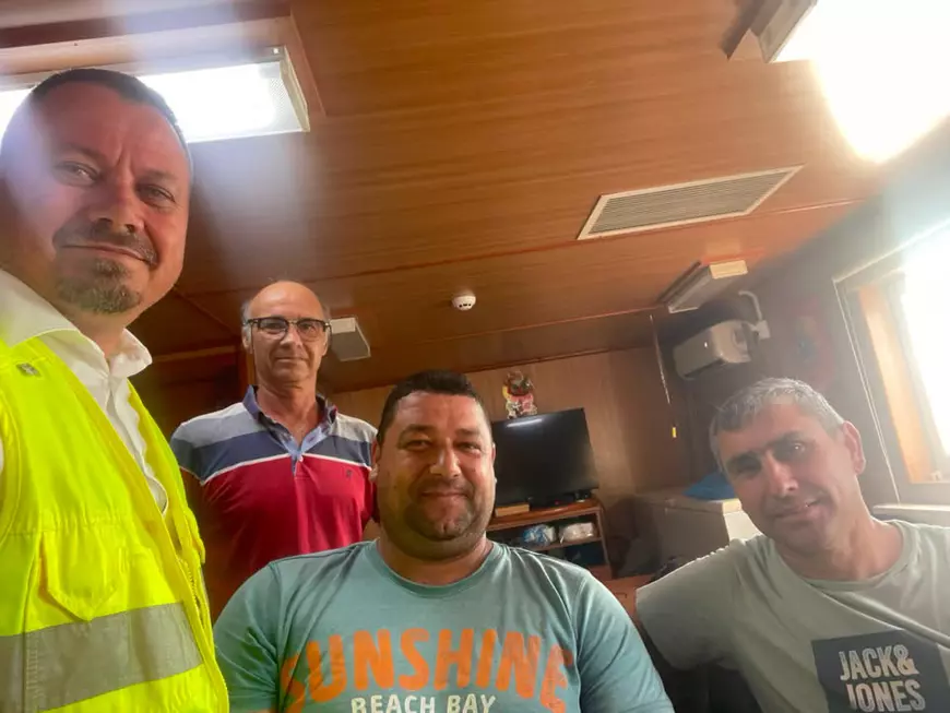 Irinel Scrioșteanu și trei căpitani de nave care au ajutat la operațiunea de scufundare a barjelor în Dunăre