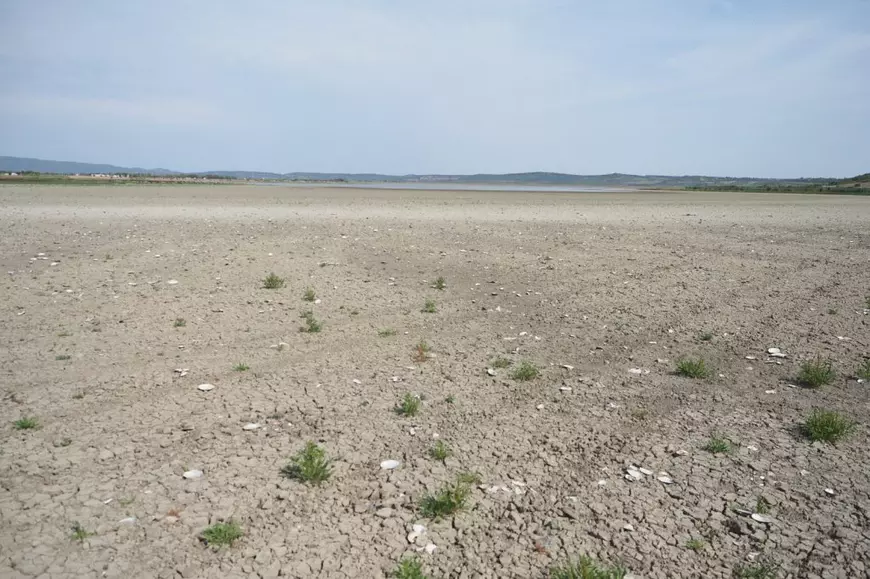 Lacul de acumulare Varsolt, una dintre sursele de apa potabila pentru locuitorii municipiului Zalau, ai orasului Simleu Silvaniei si ai mai multor localitati din judetul Salaj, a ajuns la cel mai scazut volum de apa din ultimii zece ani, pe fondul secetei hidrologice prelungite si al temperaturilor ridicate din aceasta vara.