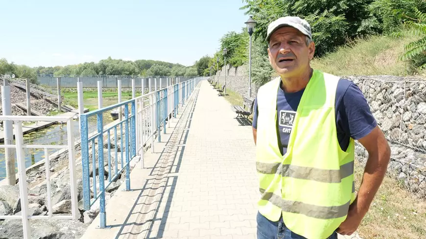 Dunărea a ajuns un pârâu la Corabia, cu apă până la genunchi și bărci înțepenite în nisip: „Nu poți să te cerți cu natura”