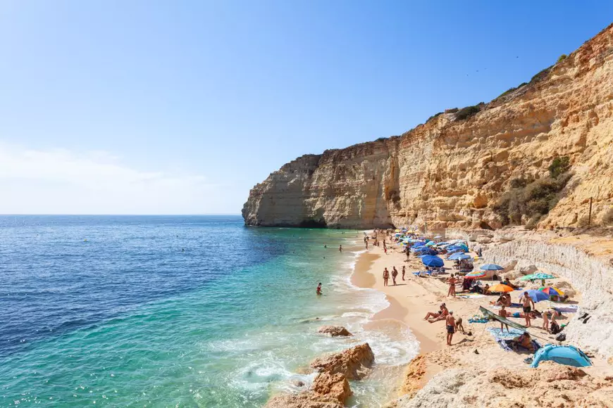 Carvoeiro, Algarve, Portugalia - 31 august 2023 - Plaja Vale de Centeanes, o plajă de nisip înconjurată de stânci în apropierea orașului de pe litoral Carvoeiro din regiunea de sud a Algarve, Portugalia.