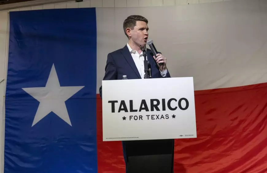 JAMES TALARICO, candidatul Partidului Democrat la Senatul SUA, se adresează câtorva sute de susținători în cadrul unui miting organizat seara la Lockhart (comitatul Hays), Texas, pe 28 iulie 2026.