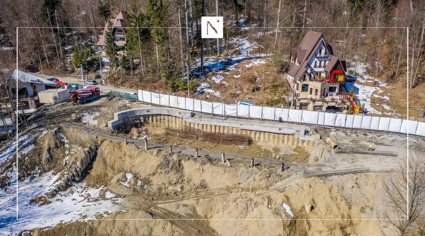 Proiectul Nordis Sinaia, unde un apartament era vândut cu peste 470.000 de euro, a rămas doar o groapă abandonată printre buruieni. Ce spun autoritățile din oraș