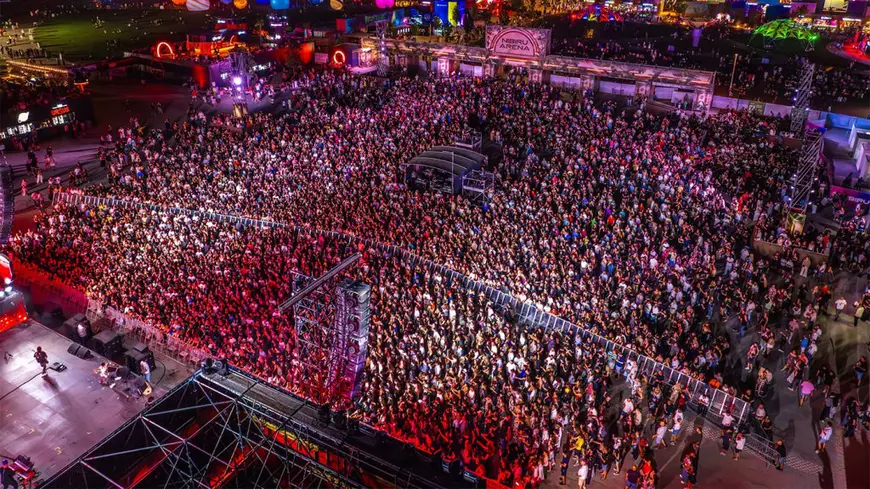 O multime de spectatori la un festival de muzica