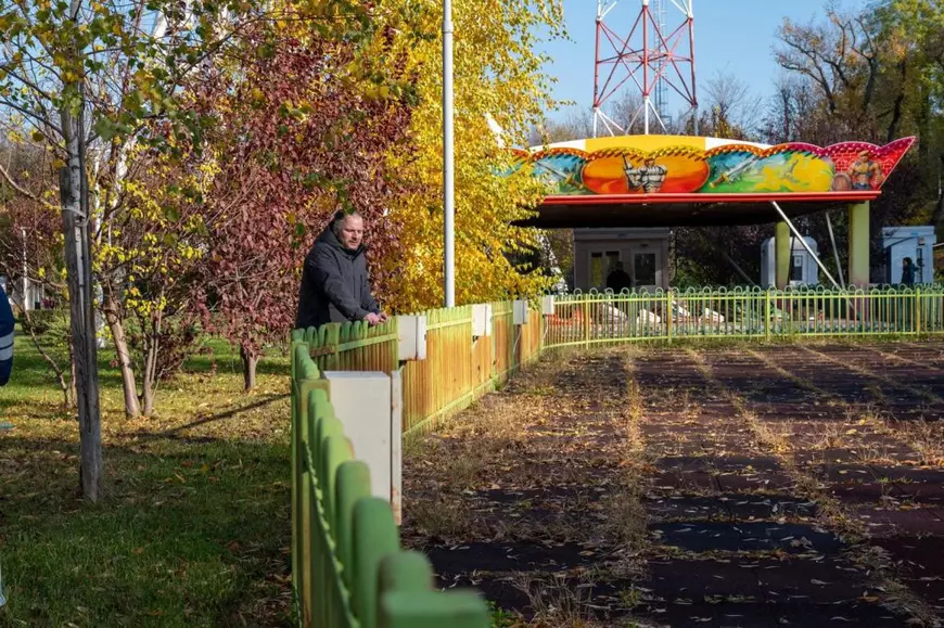Apocalipsa din Parcul Tei: complexul de distracții abandonat, bănci vandalizate, munți de gunoaie, pontoane devastate. Pericol iminent de tragedii!