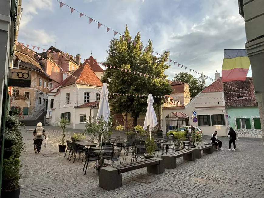 Sibiu văzut de la înălțimea acoperișurilor: aerisirile-ochi, țiglele-solz și peștii fără gravitație ai lui Câlția