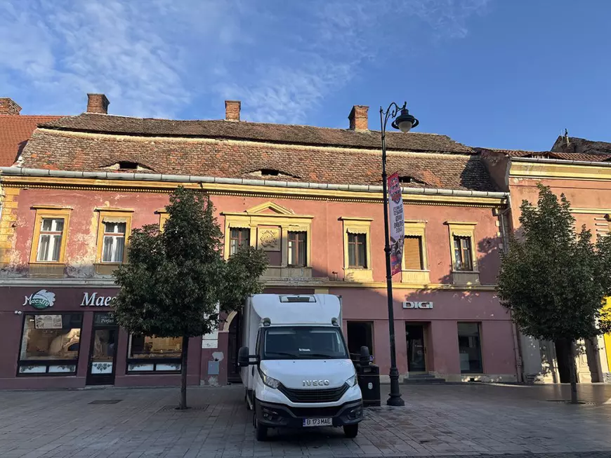 Sibiu văzut de la înălțimea acoperișurilor: aerisirile-ochi, țiglele-solz și peștii fără gravitație ai lui Câlția