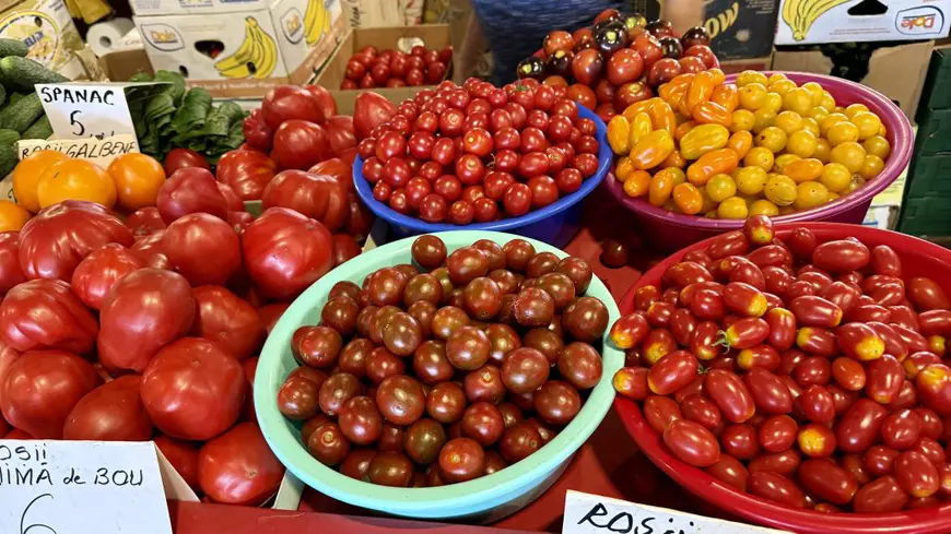 Toată lumea se oprește la această tarabă cu roșii din Piața Obor. Cât costă kilogramul de roșii negre, galbene și portocalii
